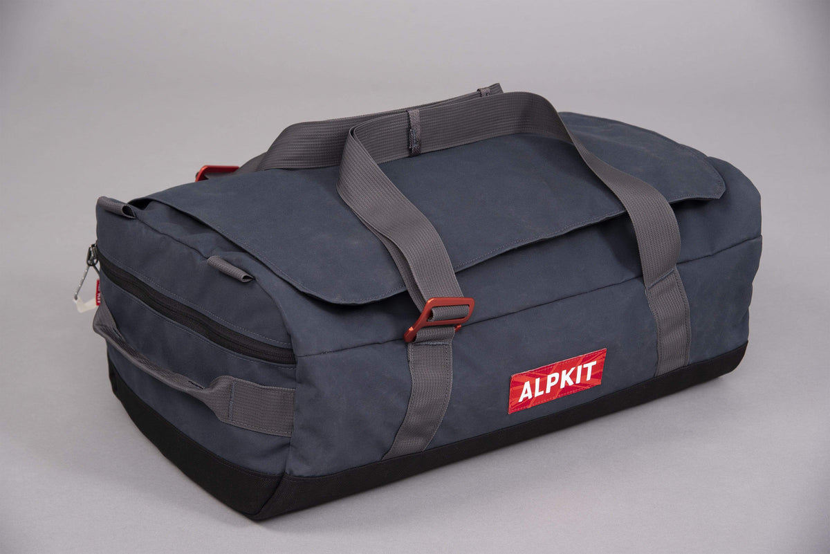 idaho 30 waxed cotton duffle bag in denim - closed