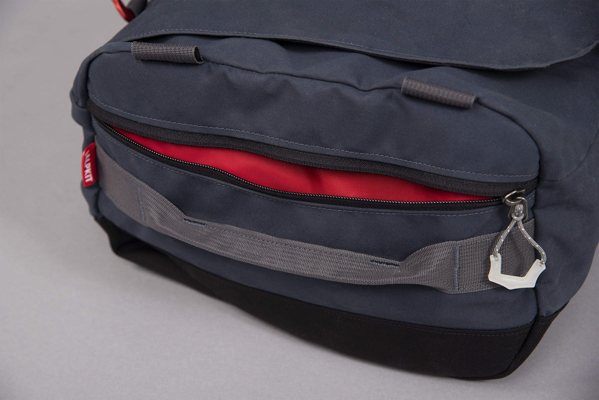 idaho 30 waxed cotton duffle bag in denim zip pocket - closed