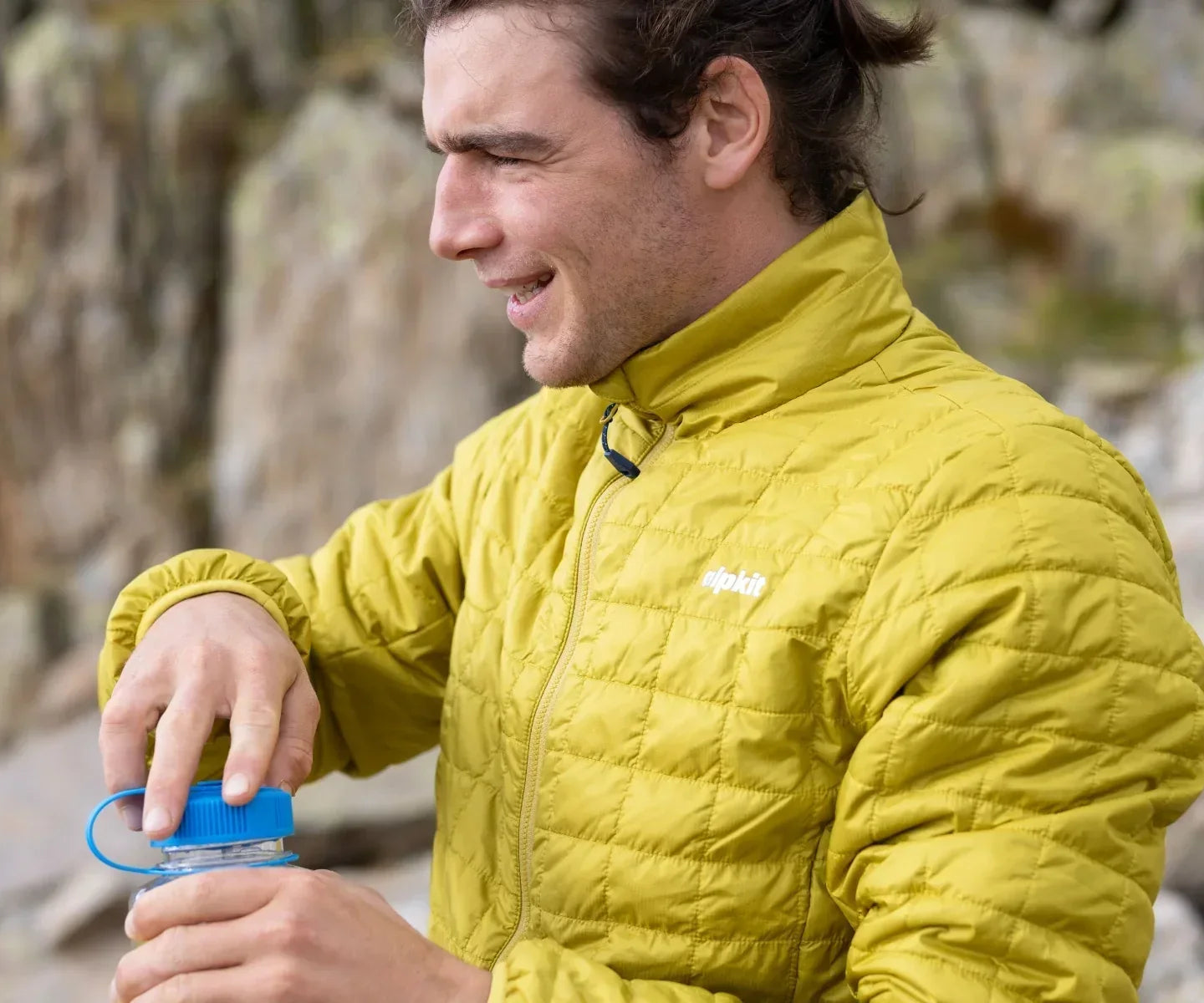 Synthetic insulation jacket