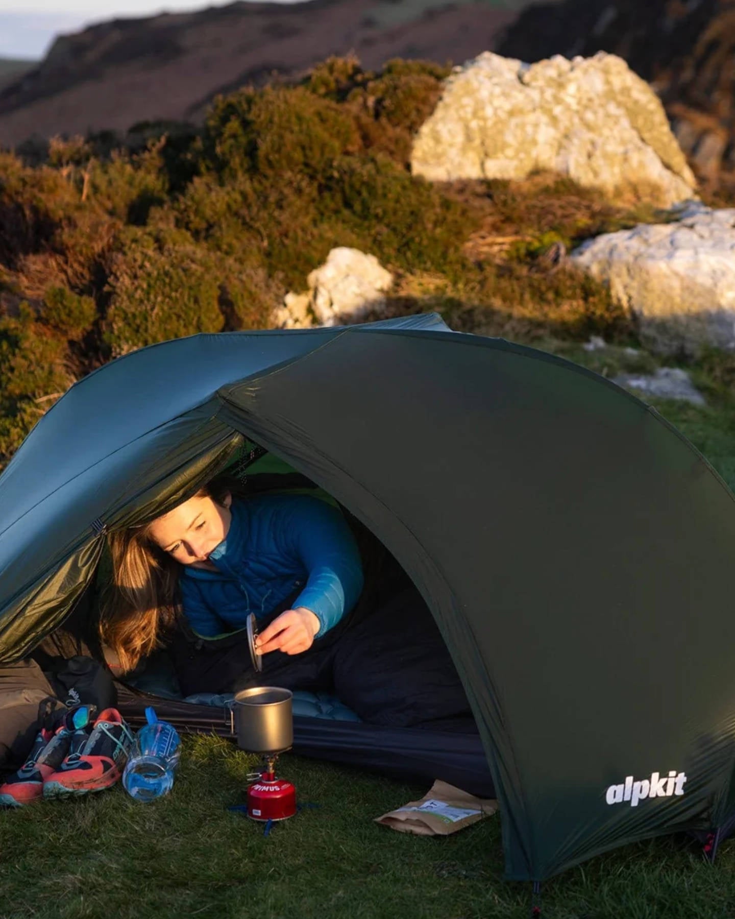 Ultralightweight backpacking and bike packing tent